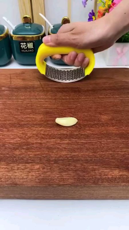 Espremedor de alho manual compacto e eficiente. Fácil de usar, não machuca a mão e deixa seu preparo muito mais rápido. #CozinhaPrática