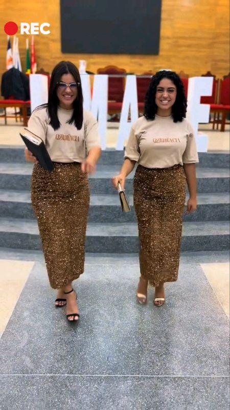 Brilhe em qualquer ocasião! ✨✨ A saia longa de paetê traz elegância e muito glamour ao look. #saialongadepaetê #crista #saia #paete #look #fy #festa