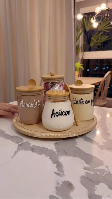 Perfeição é a descrição desse kit! Cinco peças com 4 potes de vidro e bandeja giratória. #cantinhodocafe #mesaposta #poteshermeticos